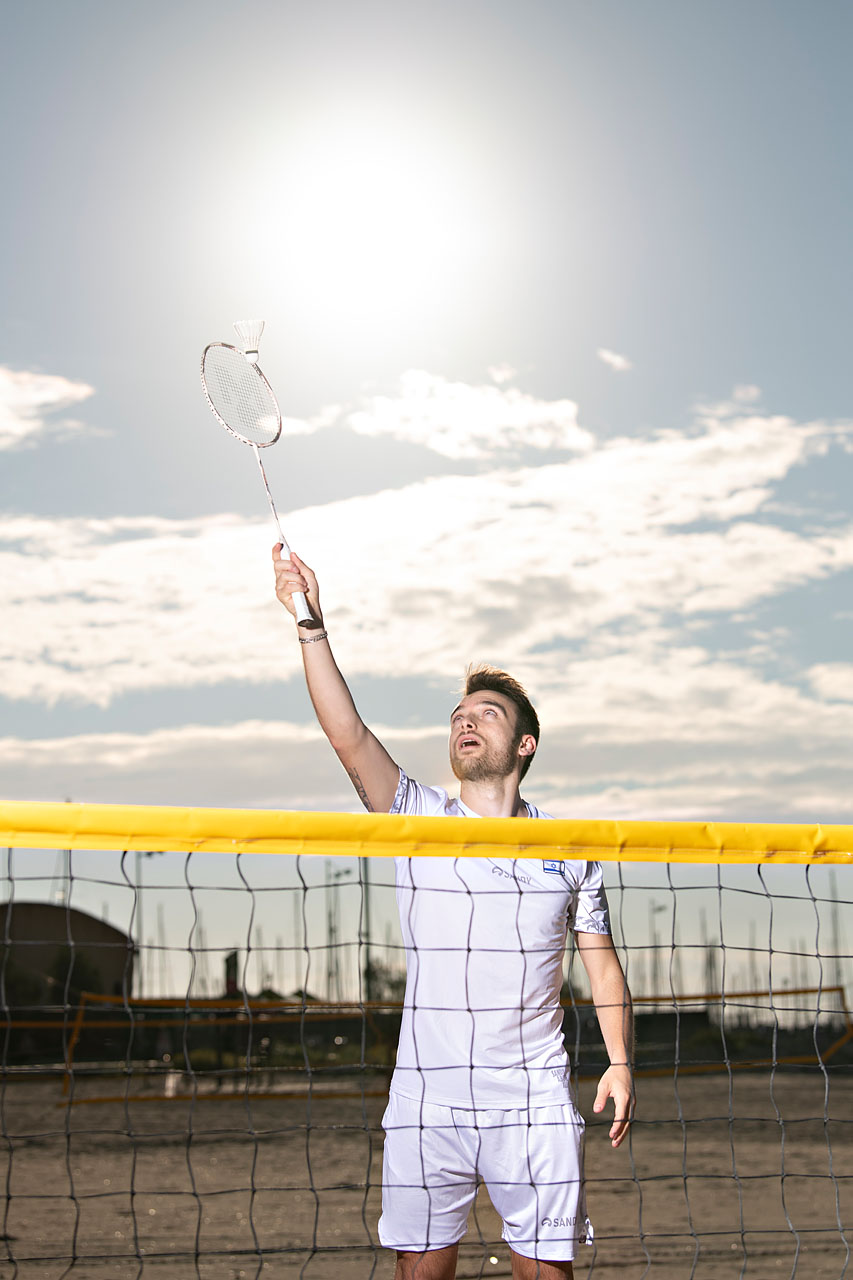 צילום תדמית של שחקן עם הקפאת תנועה של פלאשים צילום תדמית של שחקן עם הקפאת תנועה של פלאשים